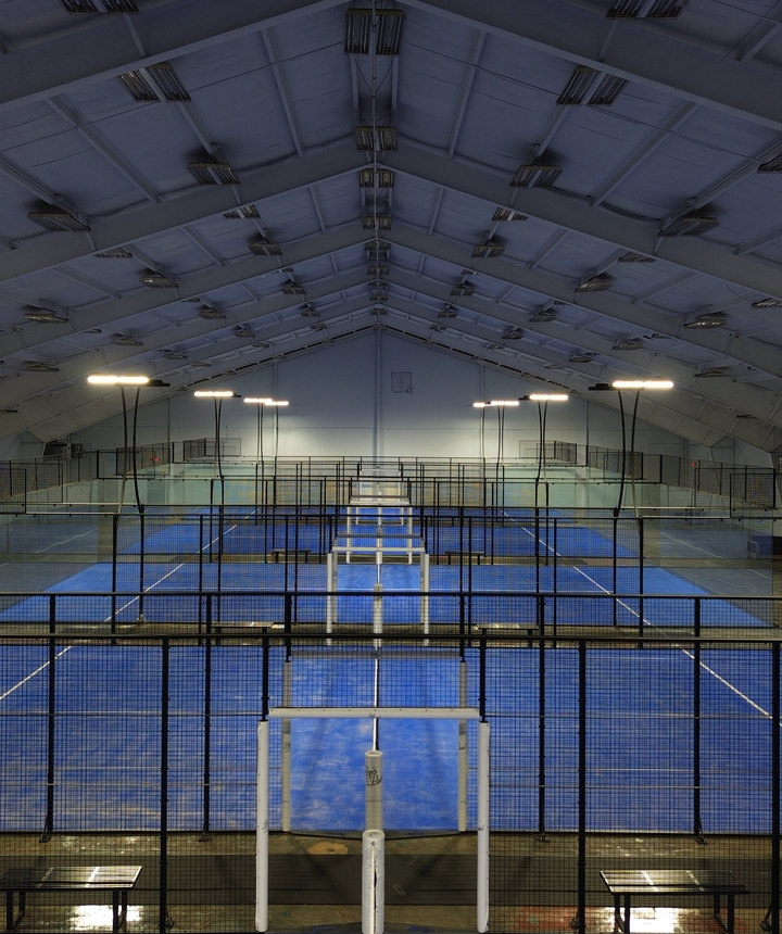 Pop's Padel courts at night, front view
